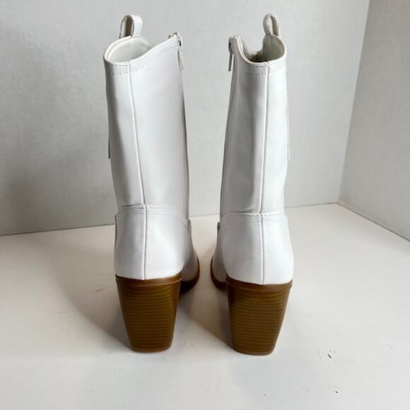 Sleek New Sz 7.5 White Cowboy Boots Ready to Ride. - Picture 4 of 12